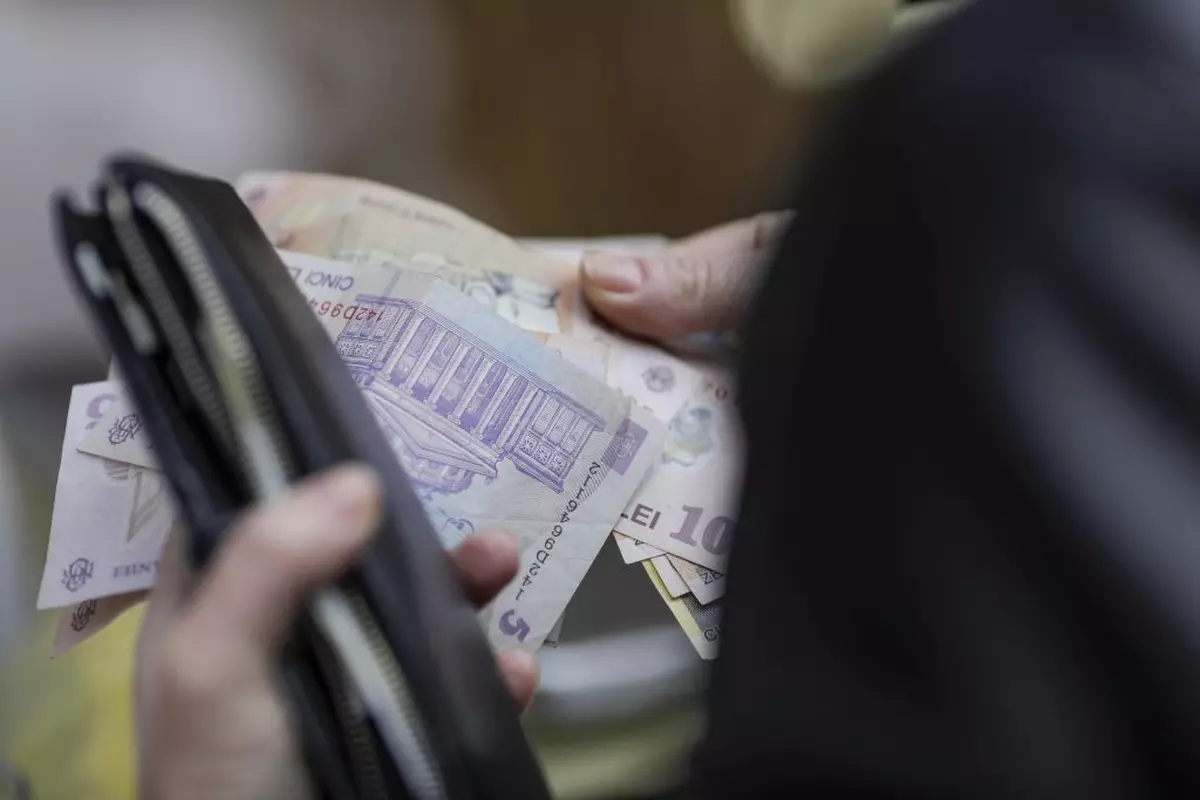 Ce modificări intră în vigoare de la 1 ianuarie 2023. Crește salariul minim, dar sunt și multe alte majorări care lovesc direct în buzunar