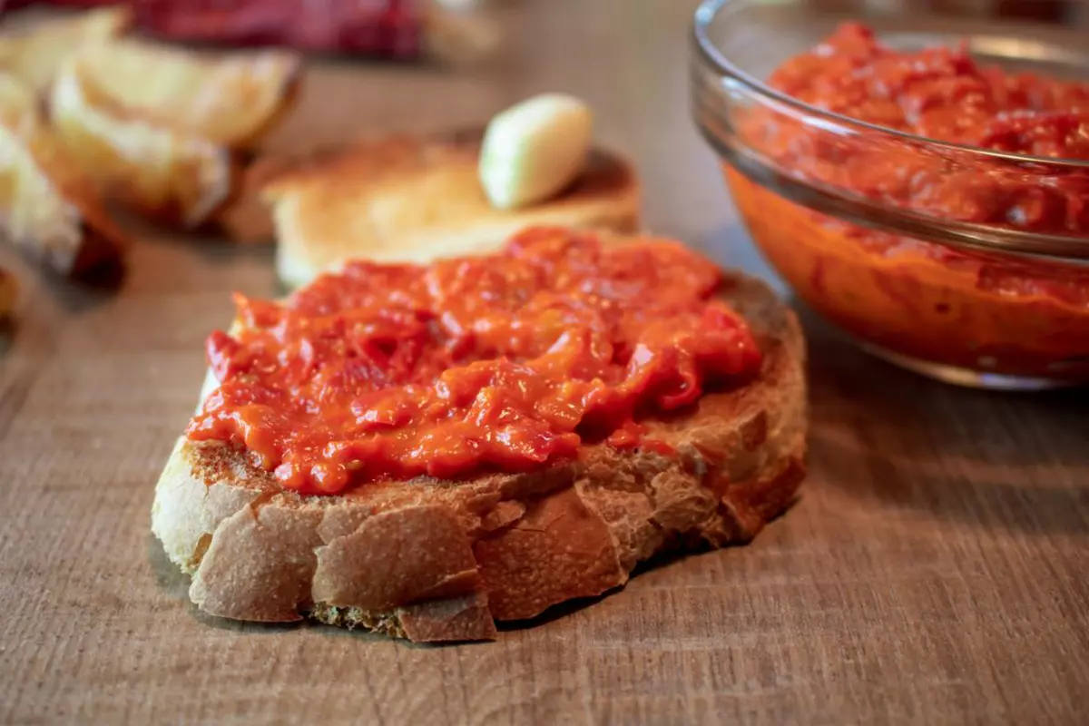 Ce este sosul Ajvar și cum se folosește. Rețetă de sos Ajvar 