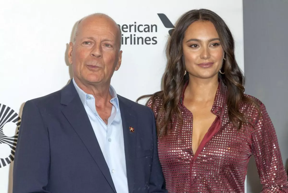 Soţia lui Bruce Willis le-a cerut paparazzilor să îl lase în pace pe actorul care suferă de demență