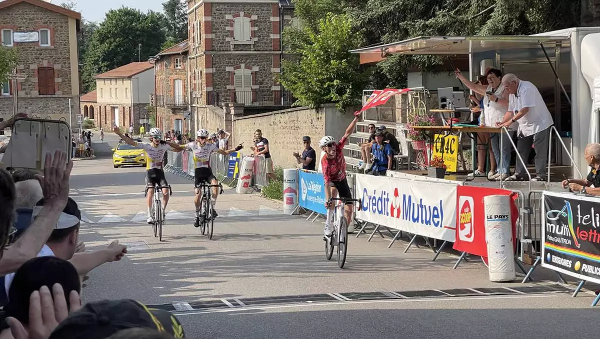 Momentul în care doi cicliști care se pregăteau să treacă la braț linia de sosire sunt învinși de un rutier apărut de nicăieri: „Ne-a servit o lecție