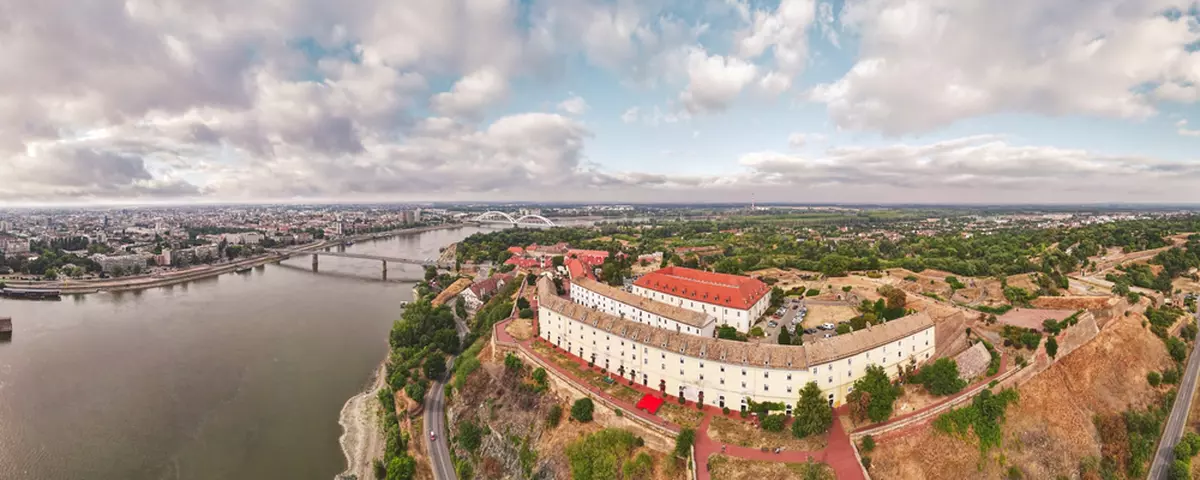 Ce să vizitezi în Novi Sad - Imagine aeriană cu cetatea Petrovaradin din Novi Sad şi fluviul Dunărea