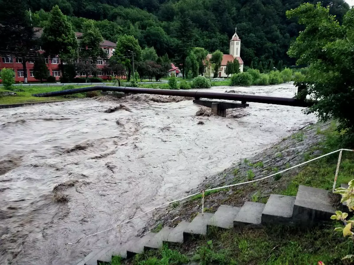Cod portocaliu de inundații, emis de hidrologi. Harta zonelor unde sunt așteptate viituri