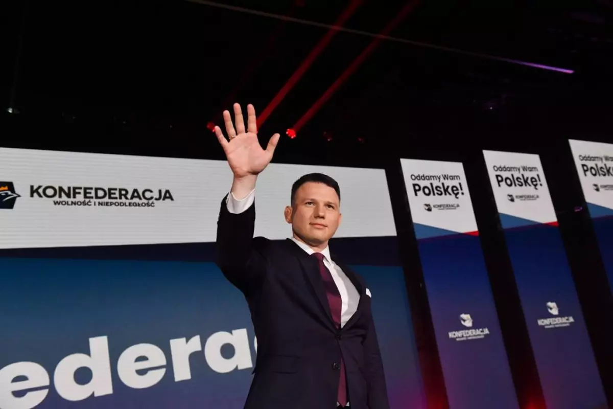 Un partid de extremă dreapta cu discurs libertarian, anti-UE și simpatii pentru Rusia ar putea deveni arbitru în alegerile din Polonia