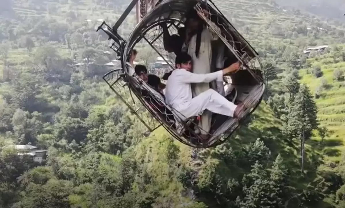 „Simțeam că stăm pe marginea propriilor morminte. Mărturiile tinerilor salvați după 15 ore dintr-o telecabină ruptă, în Pakistan