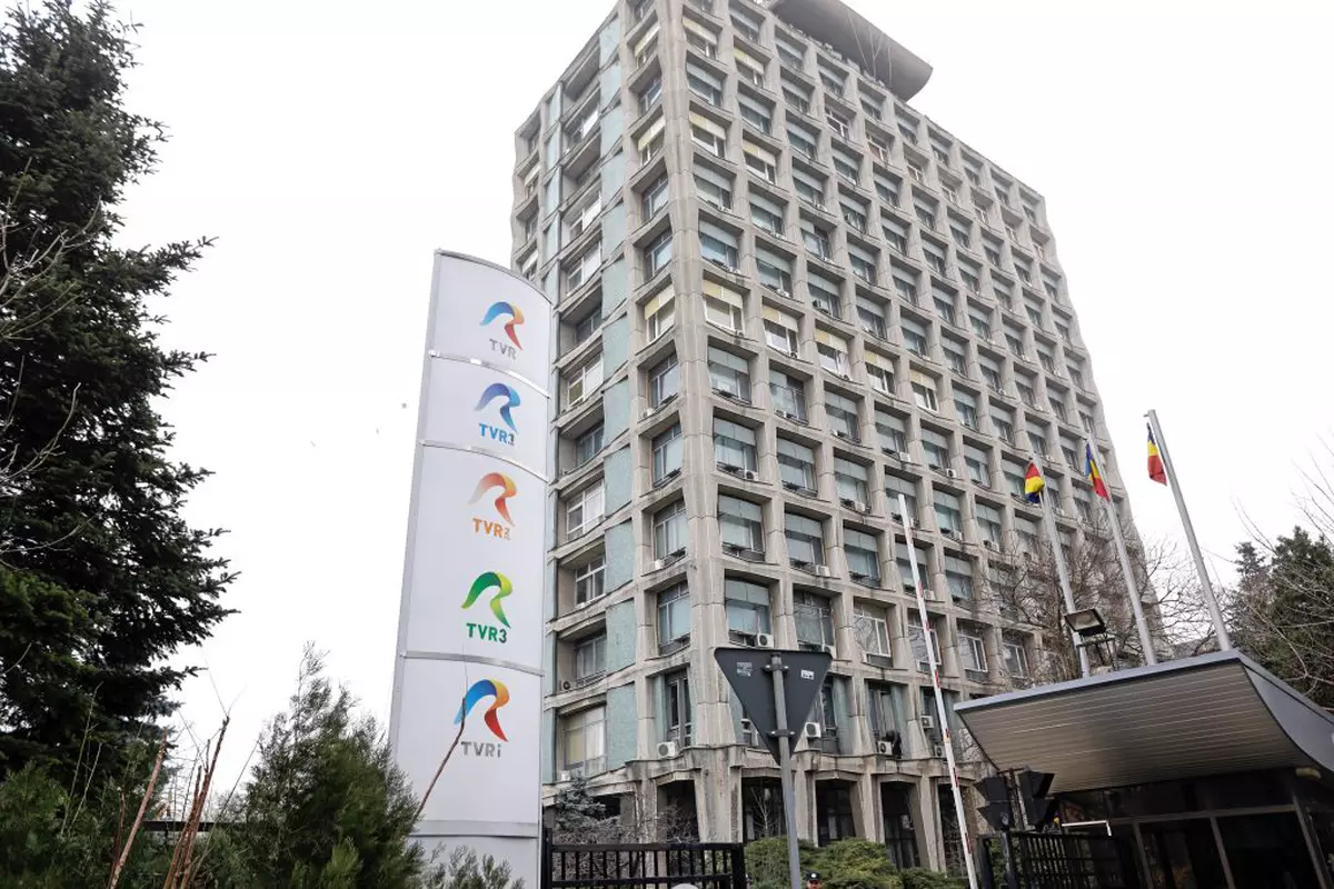 Cinci posturi TV ale Televiziunii Române au avut luna trecută o audiență națională cât populația orașului Orăștie. Ce populație are Orăștie?