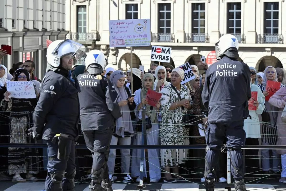 Catolici și musulmani radicali, conspiraționiști, părinți îngrijorați: în Belgia, campania împotriva educației sexuale s-a sfârșit cu școli incendiate