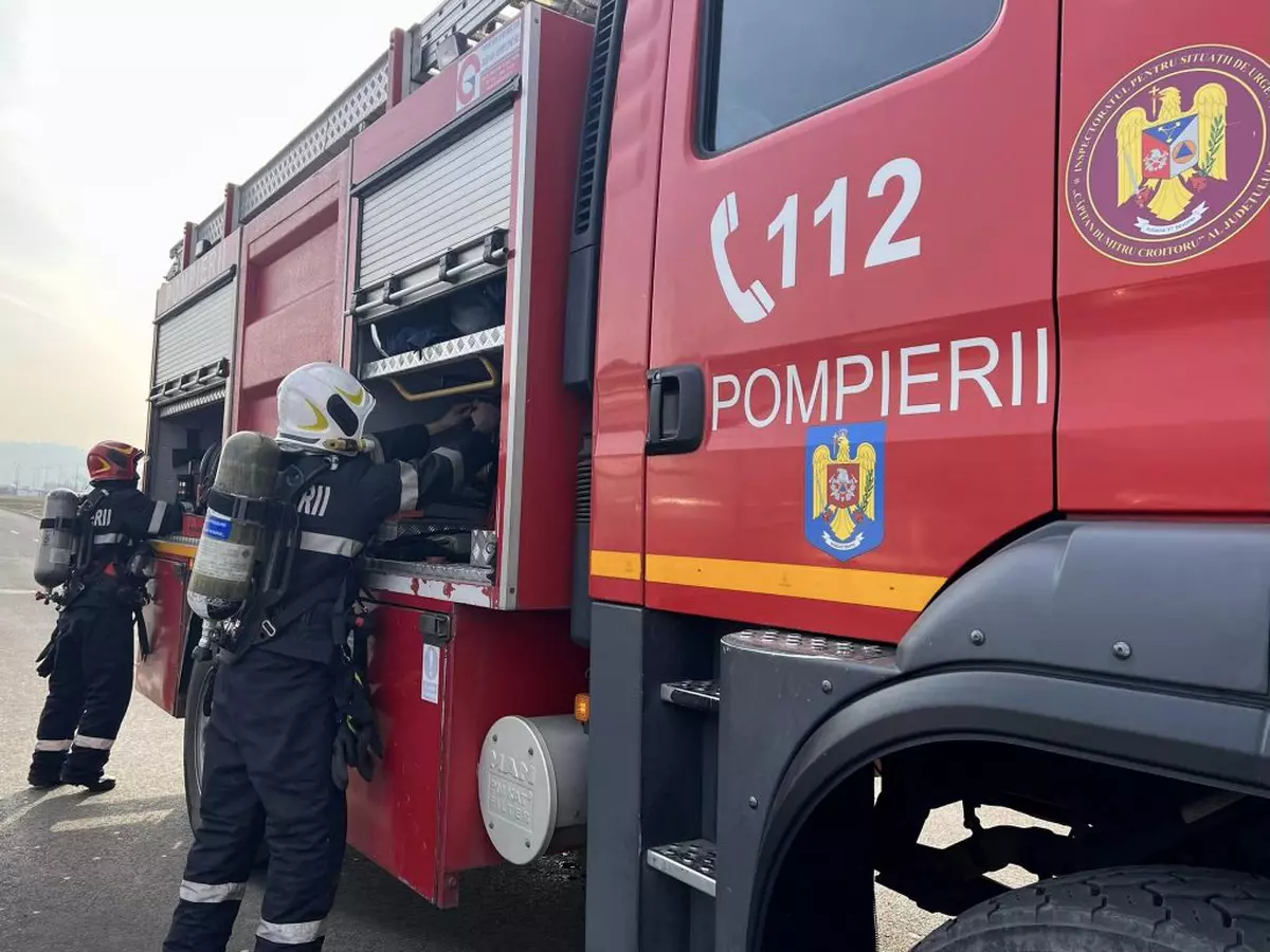 Țeavă de gaze spartă în Râmnicu Vâlcea. Pompierii intervin de 24 de ore pentru a asigura zona