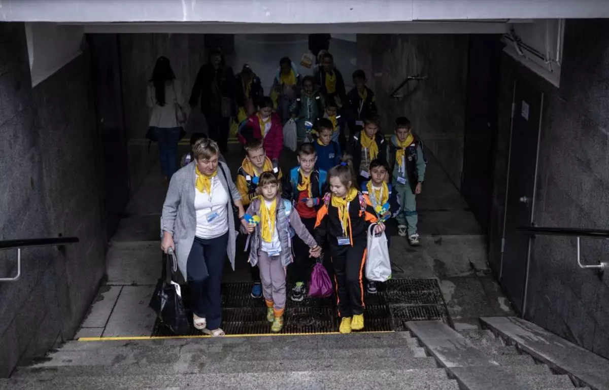 Ucraina își construiește prima școală subterană, unde copiii vor putea „să-și continue educația în condiții de siguranță și când cad rachetele