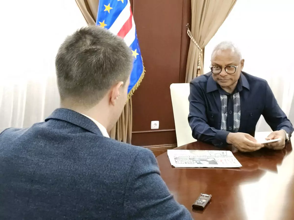 INTERVIU. Întrebat înaintea întâlnirii cu Klaus Iohannis dacă el și-ar face publice cheltuielile cu deplasările la cererea a 40.000 de oameni, José Maria Neves, preşedintele din Capul Verde, a răspuns: „Nu e nevoie de 40.000. Dacă o singură persoană îmi cere ceva, eu sunt obligat să răspund
