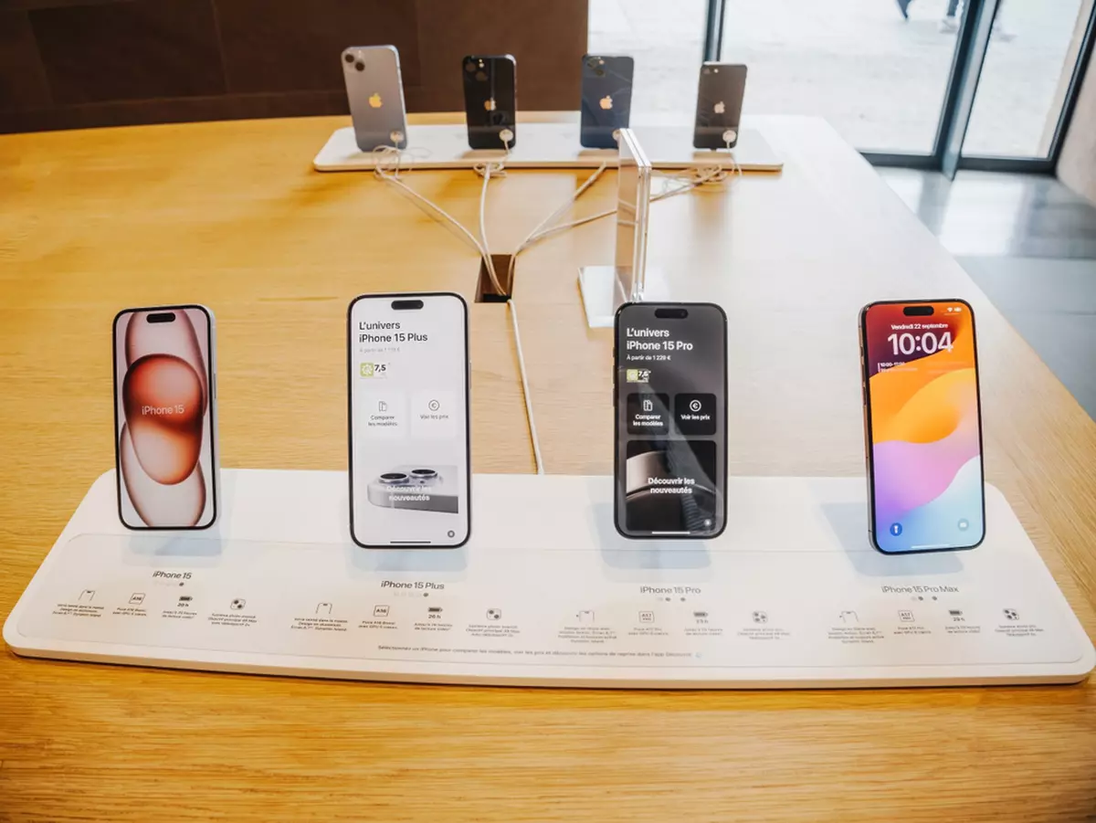 Cât costă iPhone 15 la eMAG de Black Friday 2023 - Imagine cu cele patru telefoane din seria iPhone 15 într-un magazin