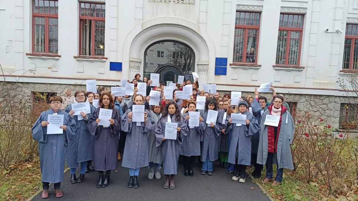 Protest pe termen nelimitat al grefierilor. De luni, programul cu publicul va fi redus la jumătate