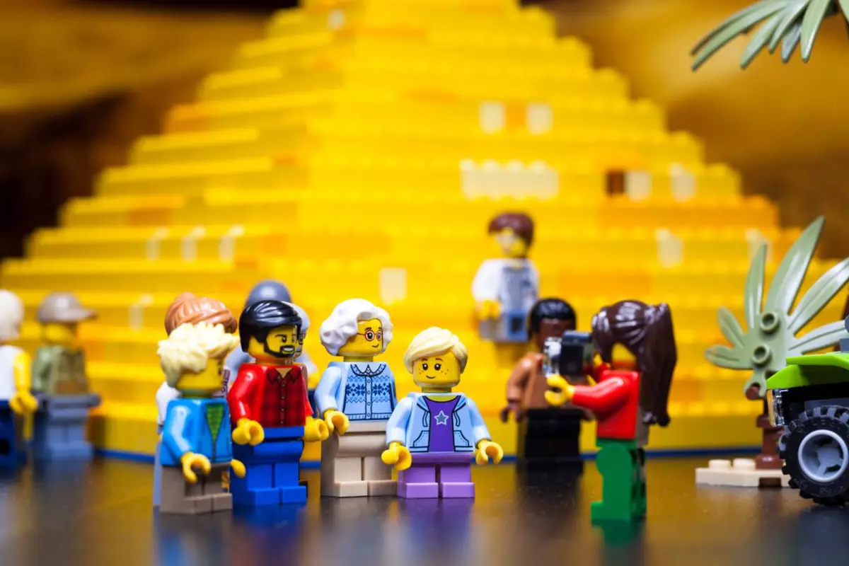 Cine a inventat Lego - Imagine cu mai multe figurine Lego, la baza unei piramide Lego