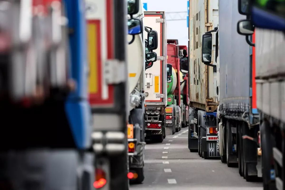 Primele camioane ucrainene au început să intre în Polonia, după ce fermierii polonezi au pus capăt blocadei de la una dintre vămi