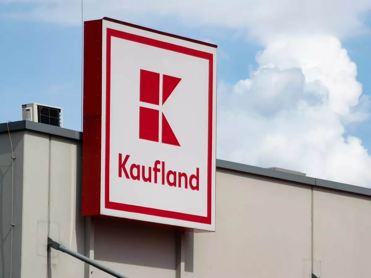 Program Kaufland de Anul Nou 2024 - Imagine cu panoul ce afişează sigla Kaufland pe un magazin.