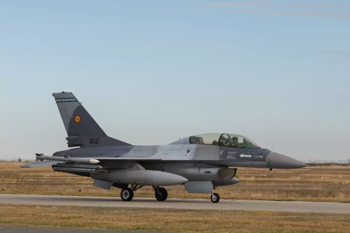 Ministrul Apărării: „Piloţii români au început pregătirea în cadrul Centrului European de Instruire F-16 de la Feteşti