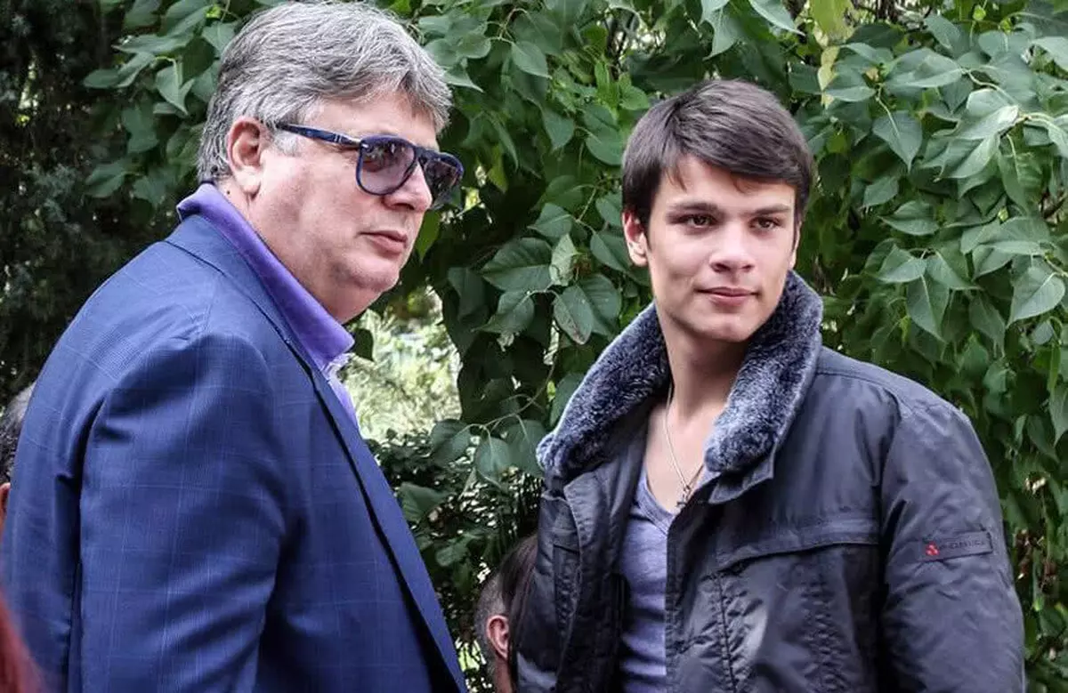 Culisele fugii lui Mario Iorgulescu. Externat din spital la cererea familiei, fiul președintelui LPF a fost dus la aeroport cu o ambulanță de stat, plătită din bani publici 