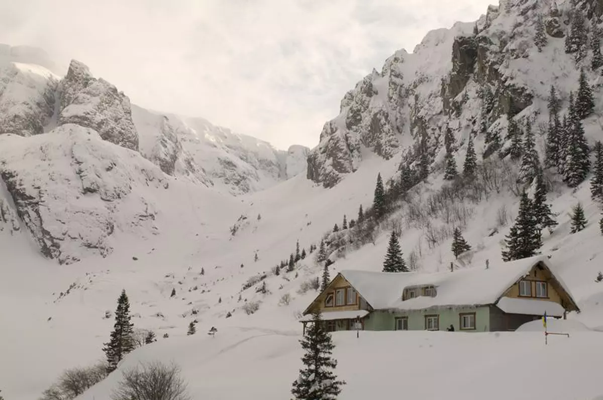 Risc de avalanșe în majoritatea masivelor muntoase din țară, la peste 1.800 de metri