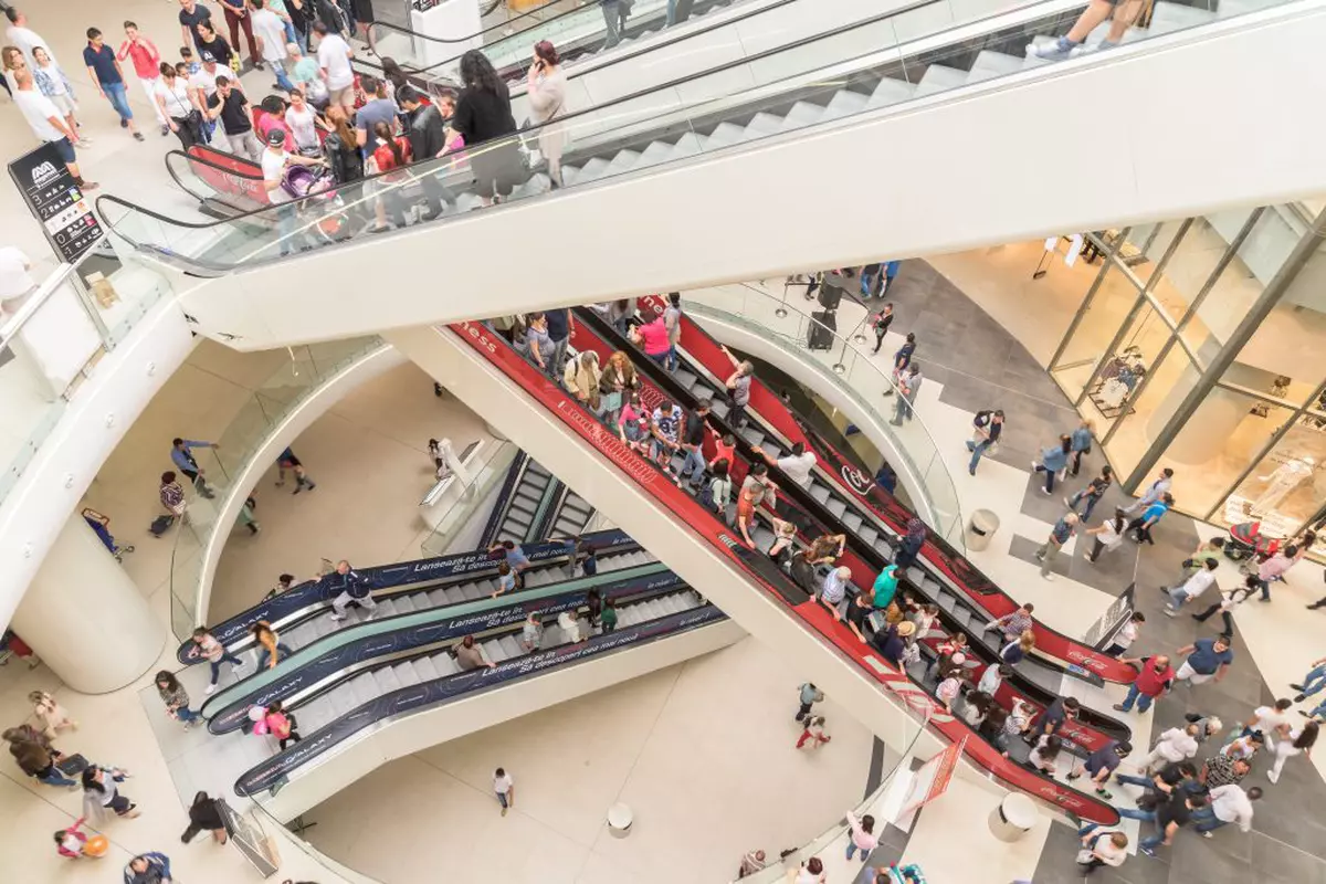 Mall-ul a devenit spațiu public, iar hainele ajung să fie mai de preț decât omul