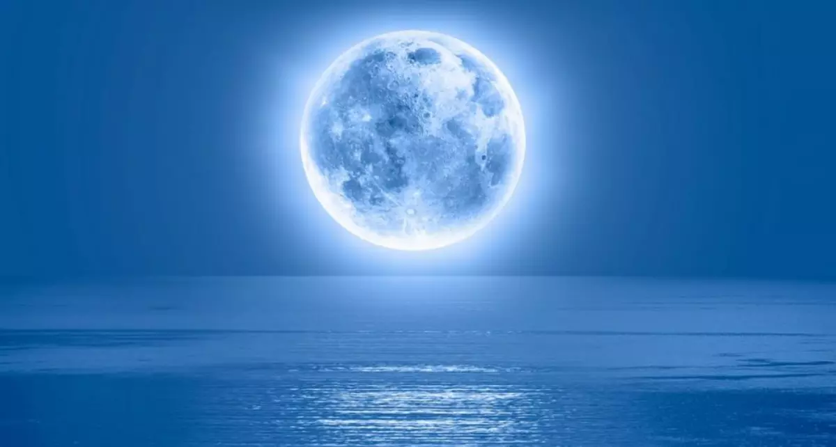 Ce este luna albastră. Când apare și ce înseamnă acest fenomen astronomic rar