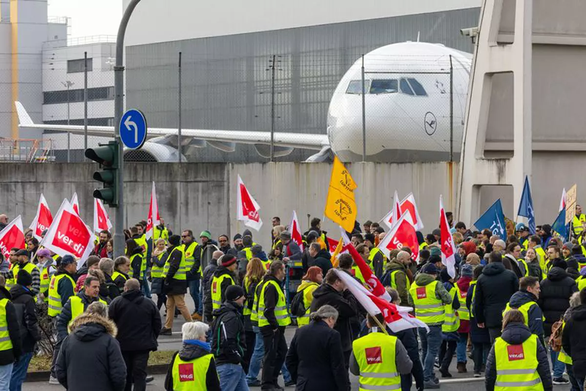MAE, atenționare de călătorie pentru românii care merg în Germania. Greve ale însoțitorilor de bord de la Lufthansa