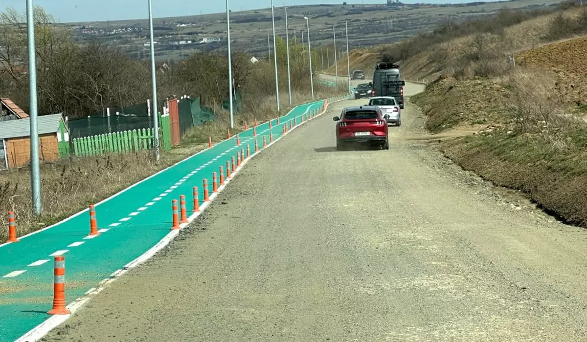 Pistă de biciclete pe marginea unui drum de pământ, la Șelimbăr: „Vom mai pietrui acel drum, nu cred că e o așa mare problemă