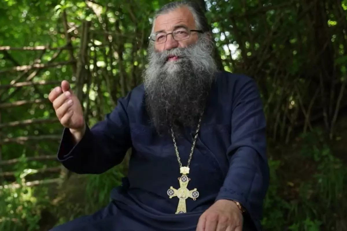DERAPAJ. Un preot condamnă victimele agresiunilor sexuale: „Fetele nu sunt chiar nevinovate. Dacă el face pușcărie, să facă și ea. Reacția BOR