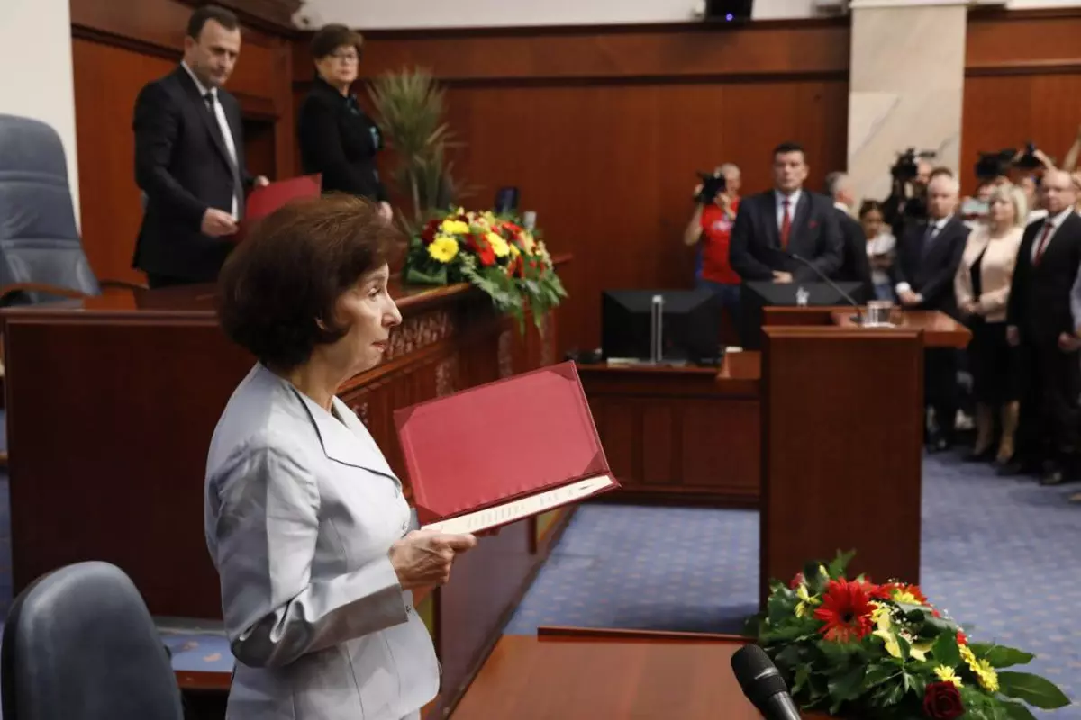 Preşedinta Macedoniei de Nord a evitat să pronunțe noul nume al ţării la depunerea jurământului. Atena şi Bruxelles au criticat gestul