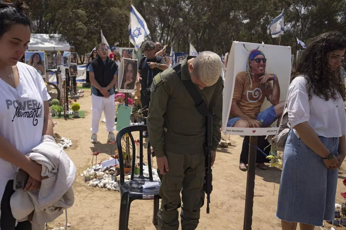 Un soldat israelian ține un moment de reculegere cu ocazia Zilei Memoriale a Israelului Foto AP
