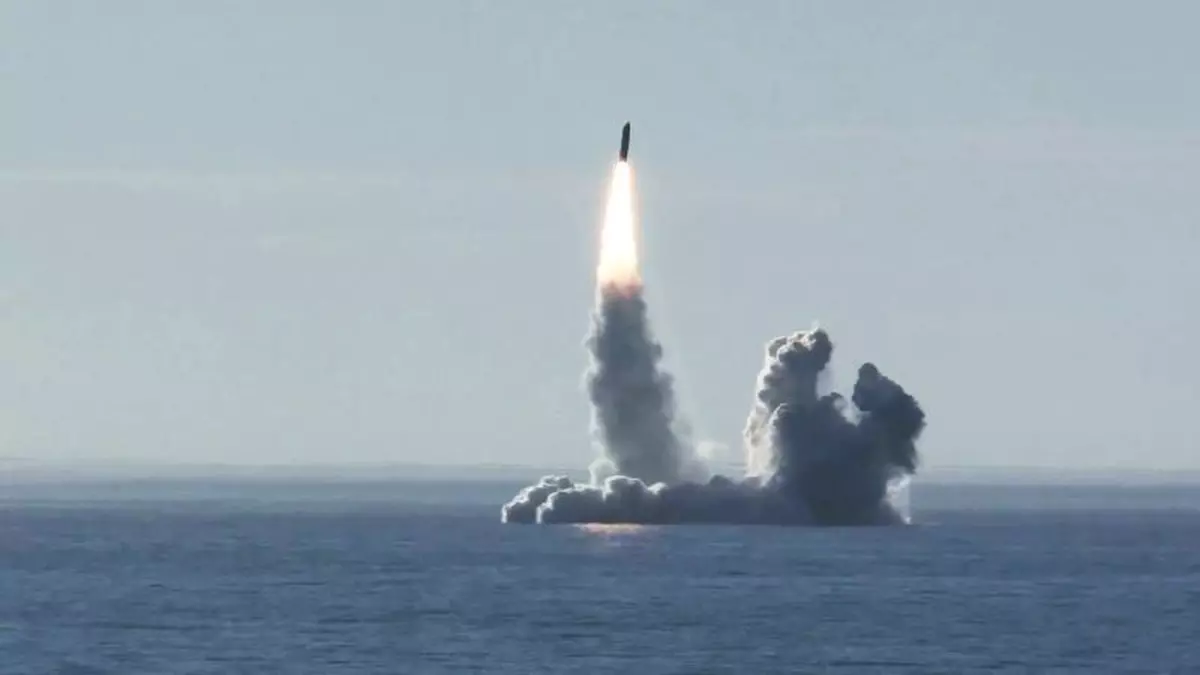 Rusia și-a dotat submarinele cu noua rachetă Bulava, cu focoase nucleare: una singură poate lovi ținte multiple, la peste 8.000 de kilometri