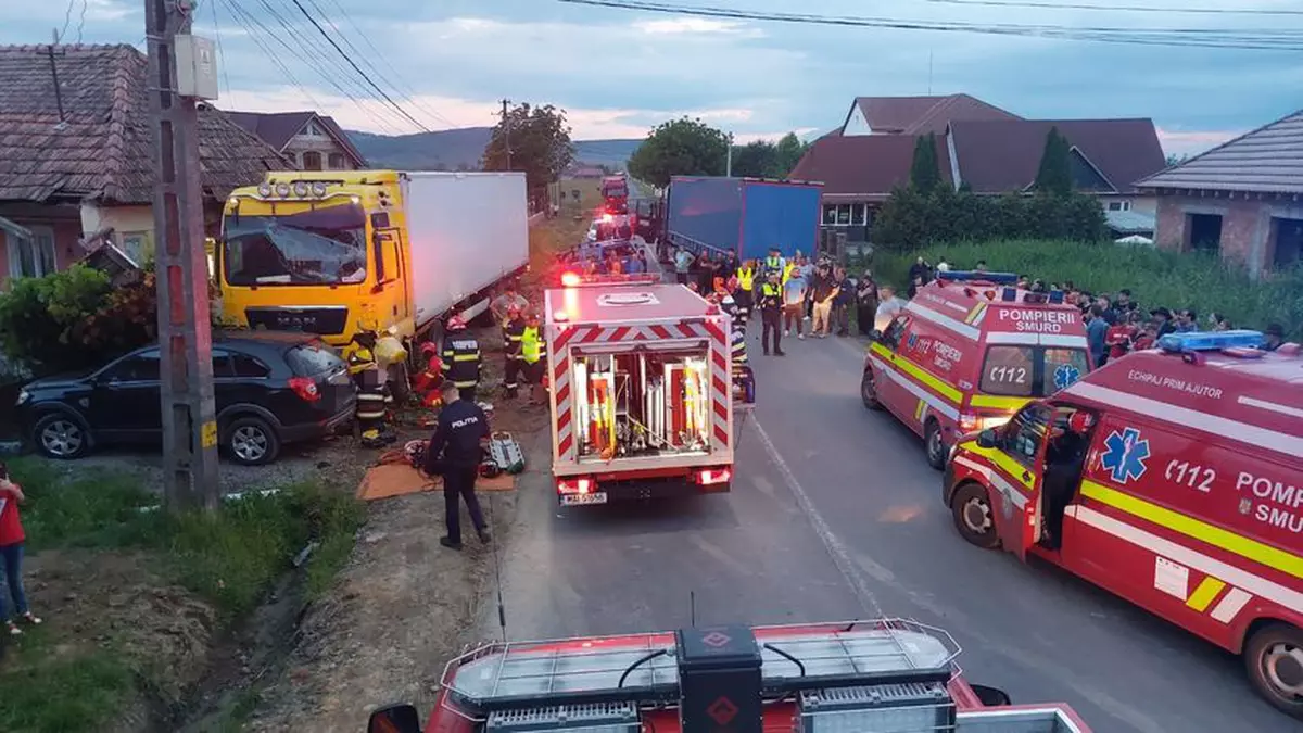 Accident grav între două camioane și o mașină în Ciba, județul Mureș. Opt persoane au fost rănite 