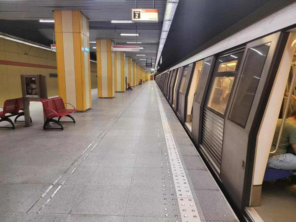 Un tânăr a murit, după ce a căzut în fața metroului, la stația Aurel Vlaicu
