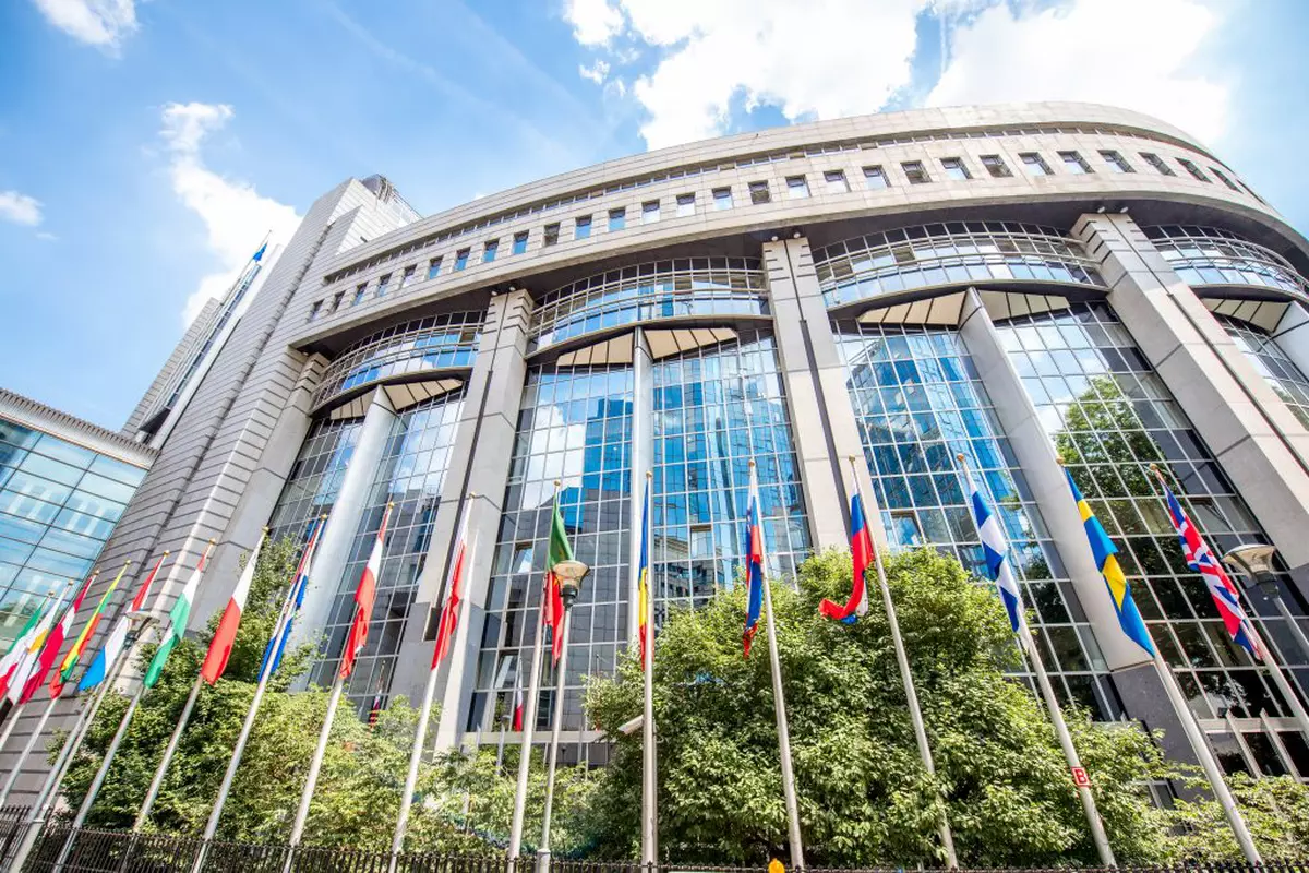 Cine sunt cei 33 de europarlamentari români care merg la Bruxelles. Printre ei, Șoșoacă, independentul Nicu Ștefănuță, dar și grei ai PSD și PNL
