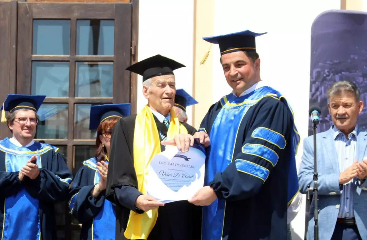 Povestea lui Aurel Voicu, românul student și absolvent de master la 89 de ani. „Am mai fost și apostrofat, dar am trecut cu bine