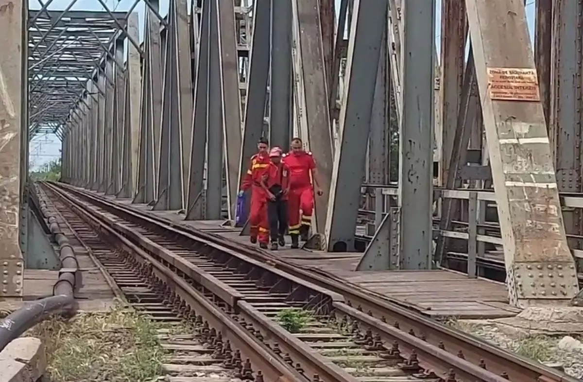Un bărbat care adormise pe șinele de tren și refuza să plece a fost salvat în ultimul moment de pompierii gălățeni