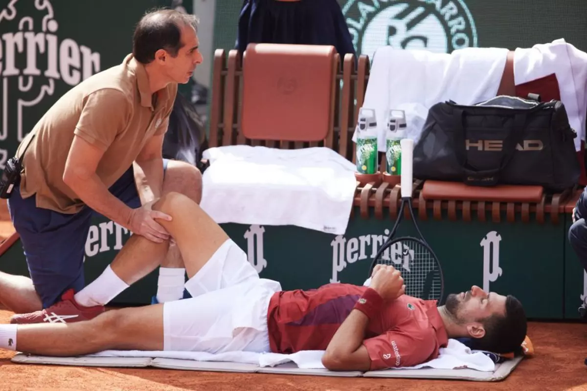 Novak Djokovici s-a retras de la Roland Garros, din cauza unei accidentări, și va pierde locul 1 în clasamentul ATP