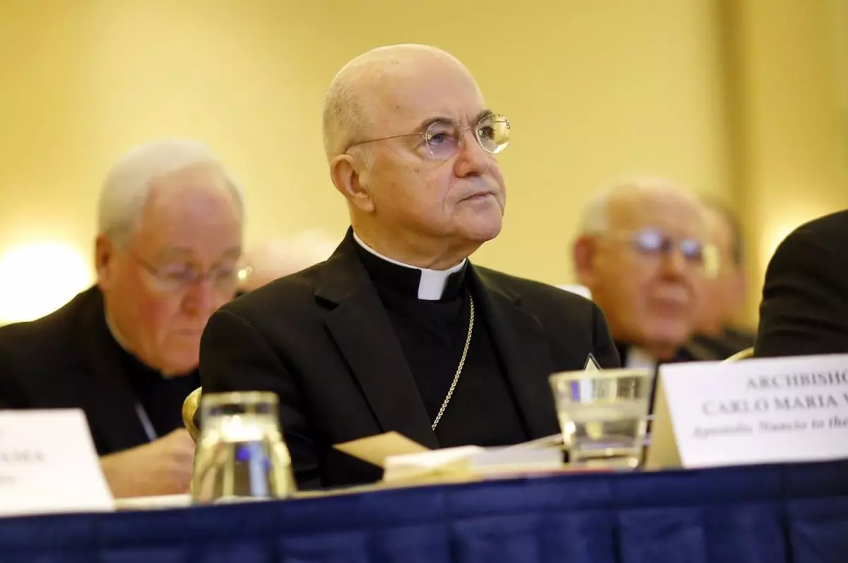 Monseniorul Carlo Maria Vigano, în prim-plan Foto: Profimedia
