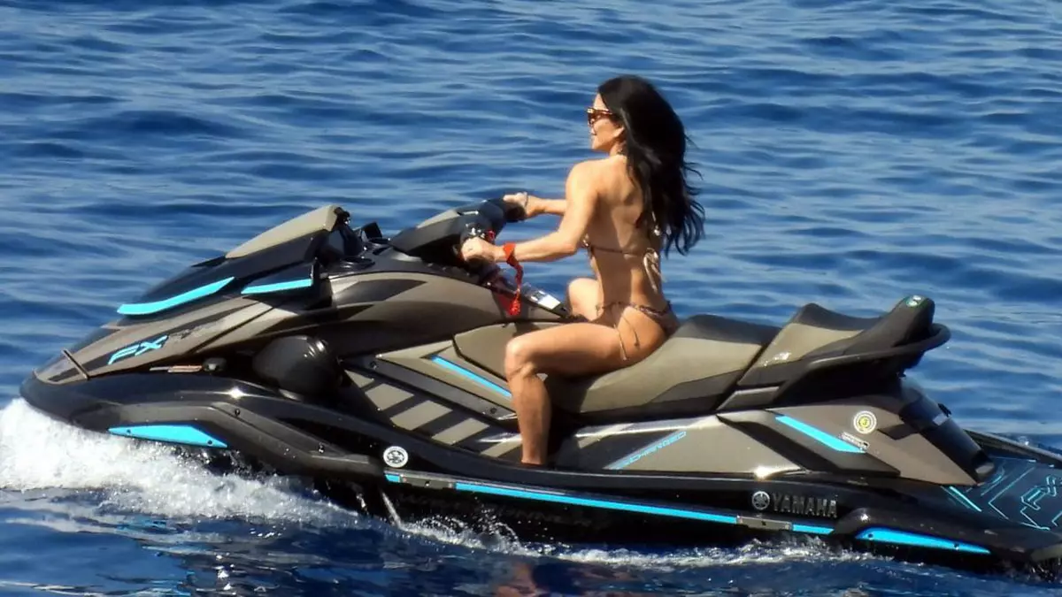 „Dezlănțuită!. Lauren Sánchez, logodnica miliardarului Jeff Bezos, se distrează pe ski-jet, în vacanța din Mykonos