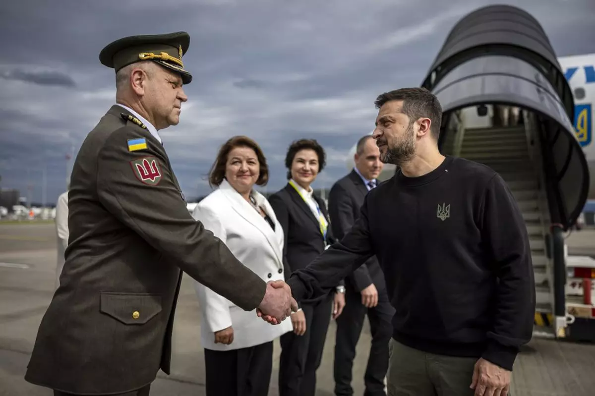 Volodimir Zelenski în momentul sosirii în Elveția pentru summitul de pace Foto: Profimedia