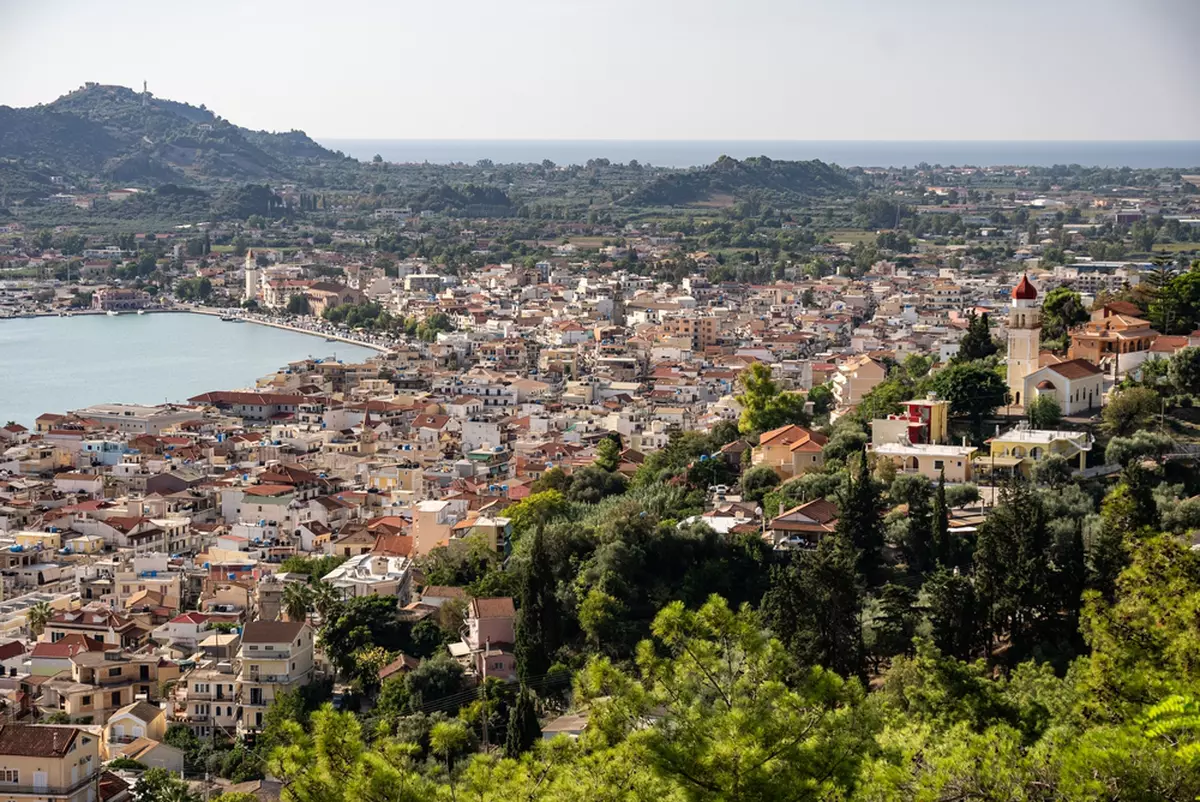 Ce să vizitezi în Insula Zakynthos - Imagine aeriană cu portul din oraşul Zakynthos