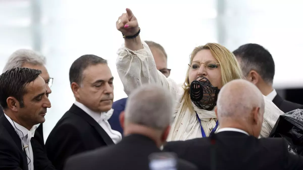 Diana Șoșoacă, dată afară din plenul Parlamentului European, în timpul dezbaterii privind alegerea Ursulei von der Leyen. Și-a pus o botniță la gură