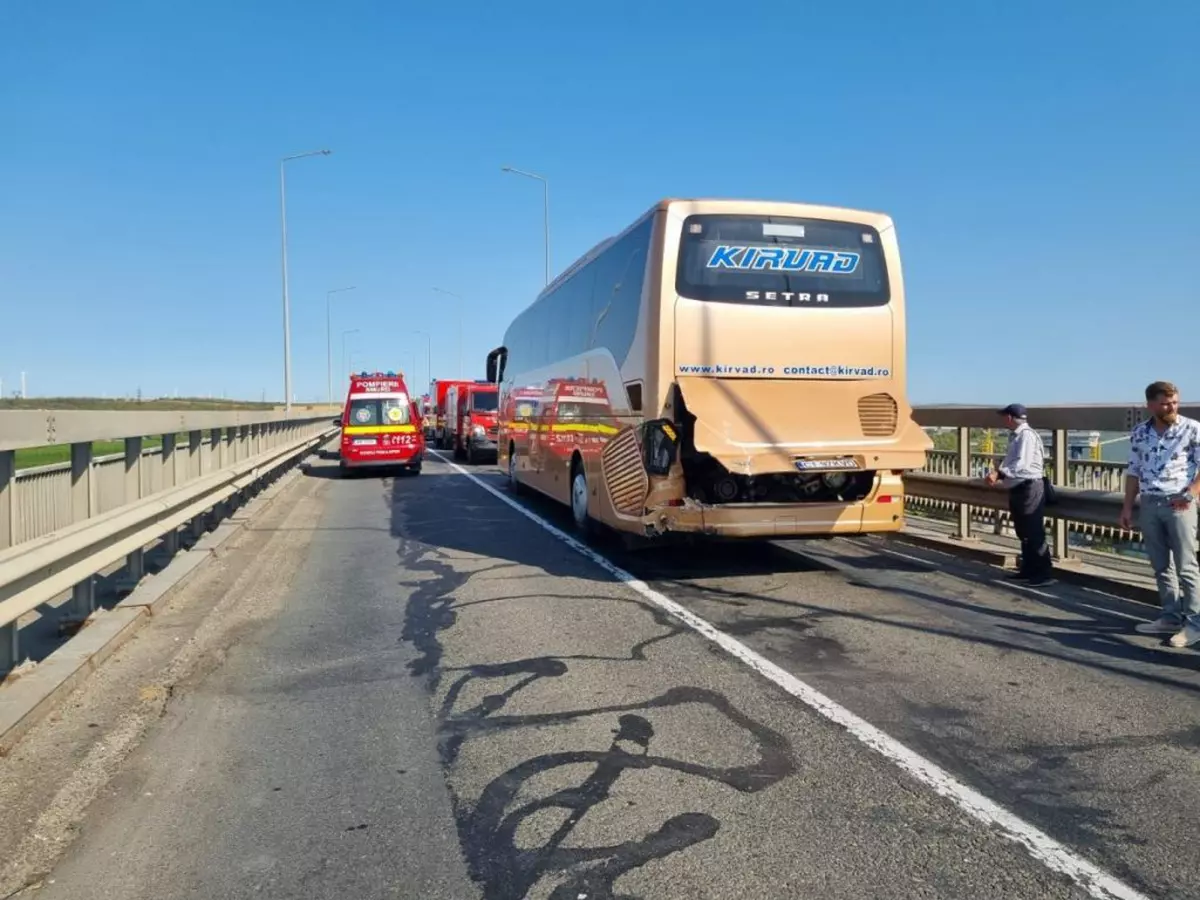 Douăsprezece persoane, rănite într-un accident cu un autocar şi un microbuz la Cernavodă. A fost activat Planul Roşu de intervenţie