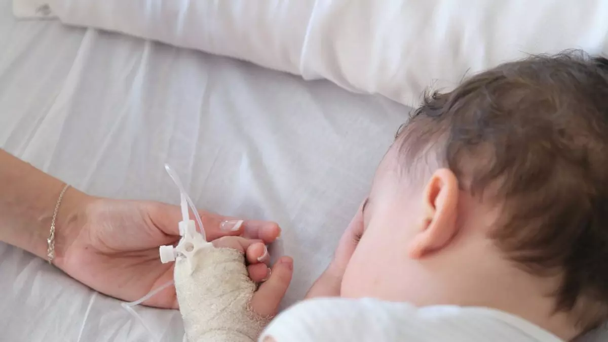 Clinică privată, acuzată că și-a făcut reclamă pe Facebook cu fotografiile unui copil grav bolnav. „Persoane apropiate au aflat diagnosticul