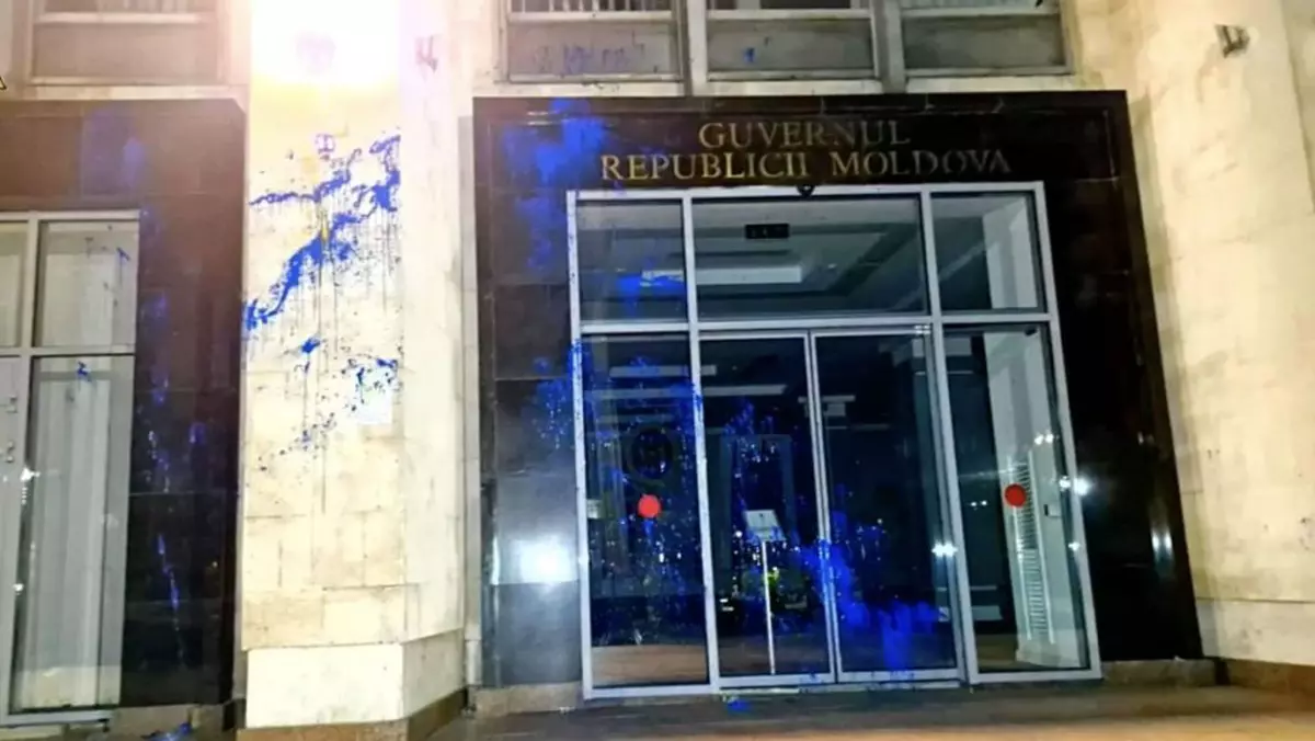 Doi tineri care au vandalizat Guvernul şi Ministerul Muncii din R. Moldova, arestați 20 de zile. Ei ar fi fost recrutați şi instruiți de Moscova