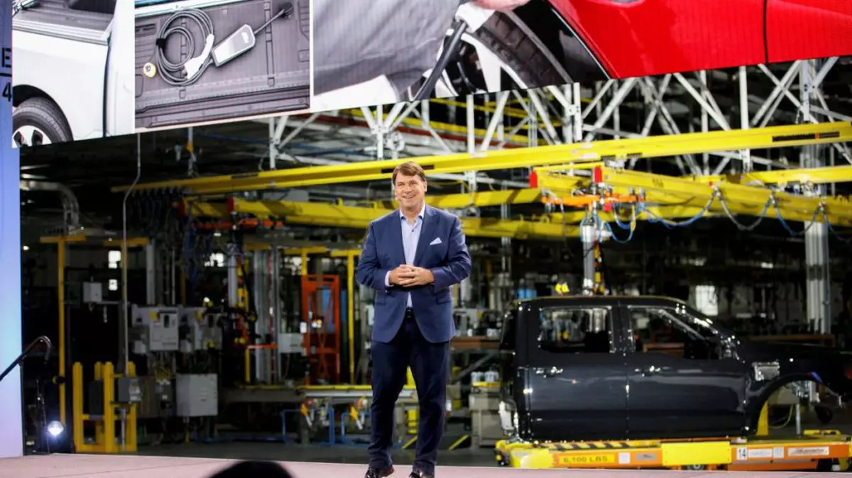 Șefii Ford au fost „șocați și impresionați de un test drive cu o mașină electrică, în China: „Jim, tipii ăștia sunt înaintea noastră
