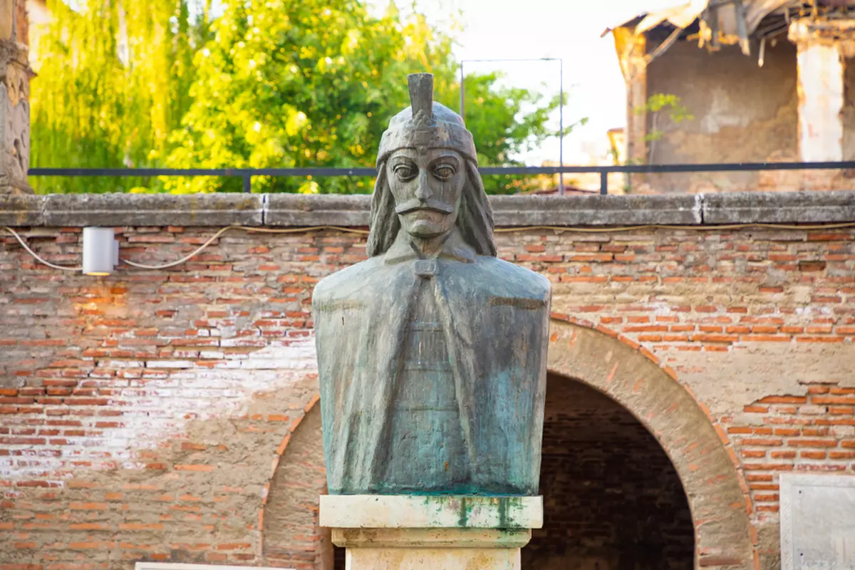 Cine a fost Vlad Ţepeş, domnitor al Ţării Româneşti - Imagine cu bustul lui Vlad Tepes de la Curtea Domnească