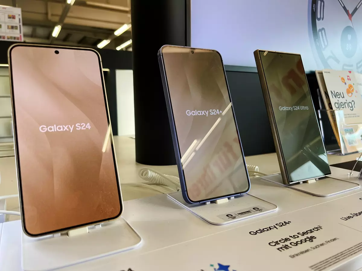 Cât costă Samsung Galaxy S24 la eMAG de Black Friday 2024 - Imagine cu cele trei telefoane din gama Samsung Galaxy S24, S24, S24+ şi S24 Ultra