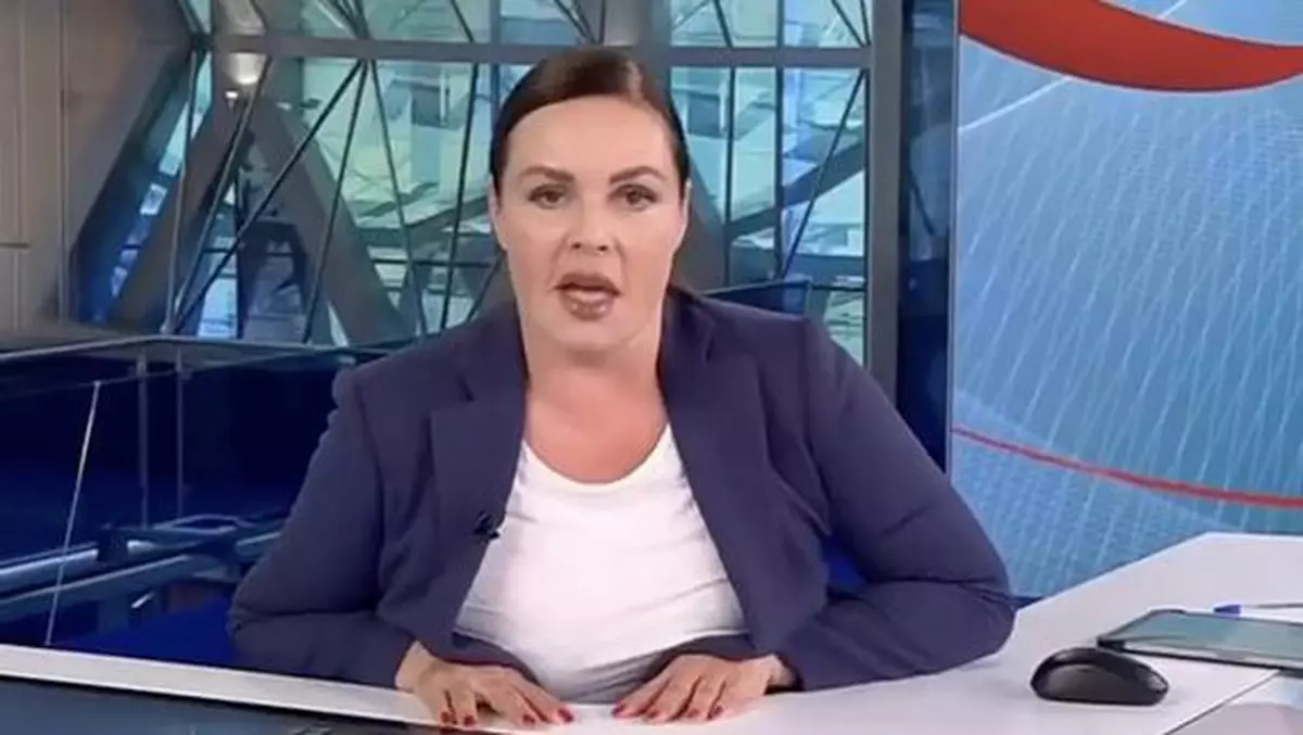 S-a rupt scaunul sub prezentatoarea favorită a lui Putin! Cum a trecut Ekaterina Andreeva peste momentul stânjenitor | VIDEO