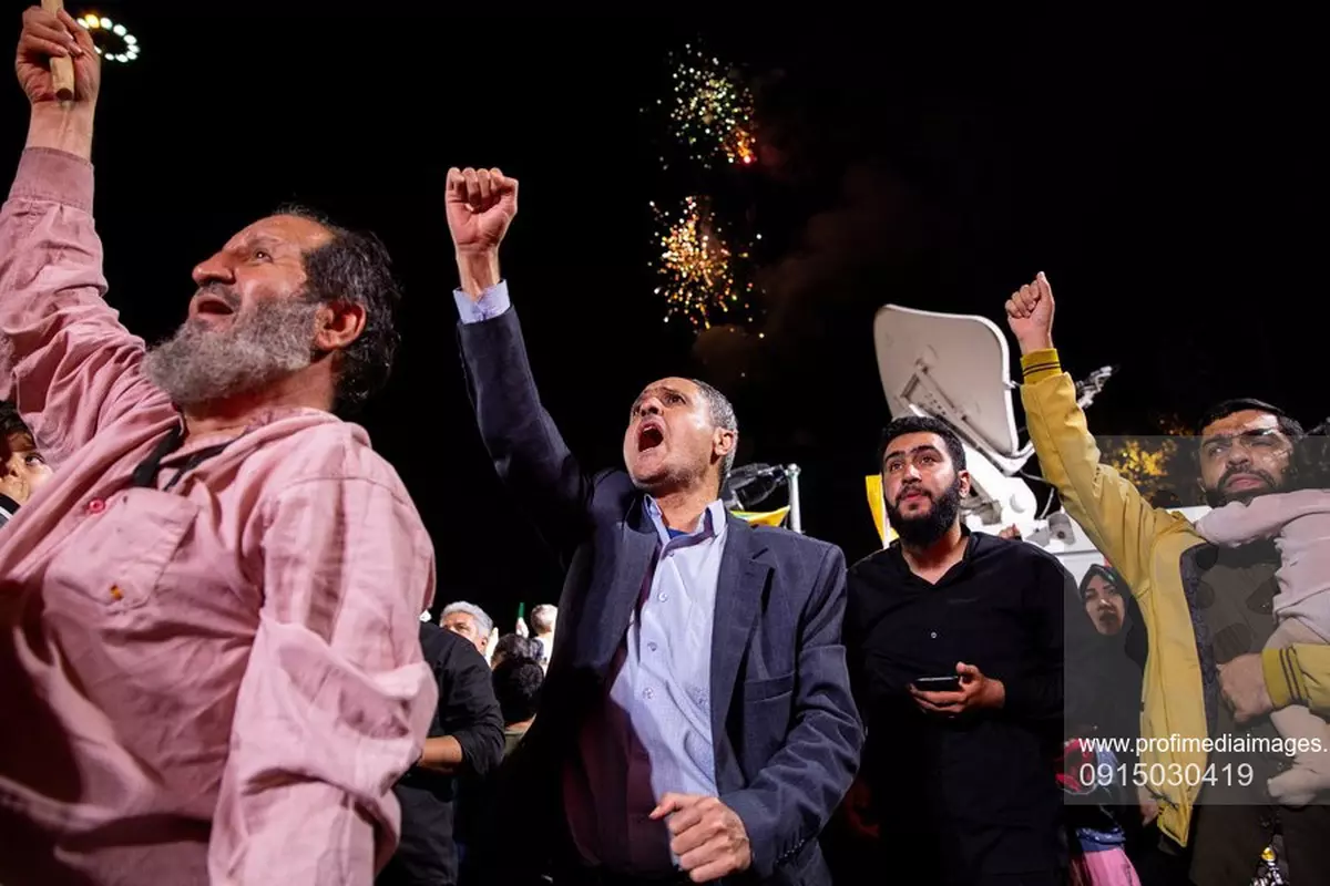 Imagini din Iran, unde mii de oameni au sărbătorit în stradă atacul cu rachete asupra Israelului | VIDEO