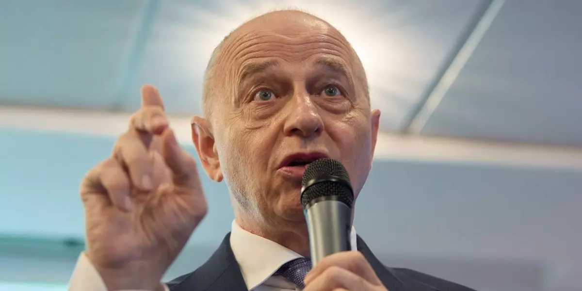 Mircea Geoană, candidat independent la Alegerile prezidențiale din 2024- Mircea Geona vorbește la un microfon