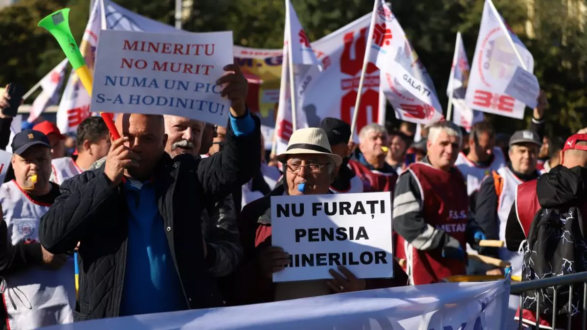 Minerii protestează în Piața Victoriei după modificările din noua lege a pensiilor
